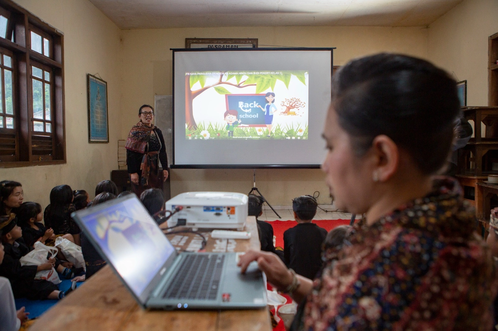 NeutraDC Serahkan Bantuan Sarana Belajar Digital untuk Anak-anak Suku Tengger Bromo